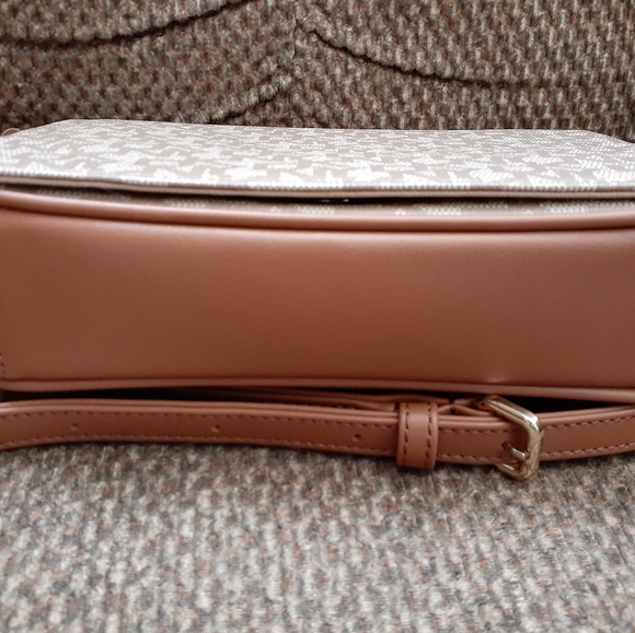 🔥 PRICE DROP DKNY Logo Flap Crossbody NEW - Picture 2 of 7